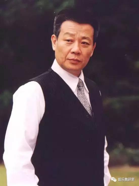 出生军人家庭,出道就演男一号,一夫两妻多年,儿子帅气长这样