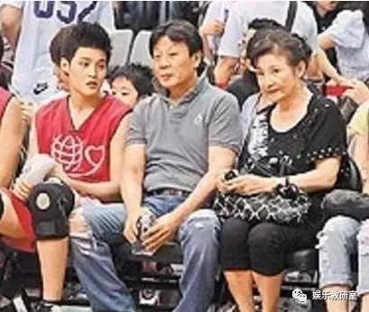 出生军人家庭,出道就演男一号,一夫两妻多年,儿子帅气长这样