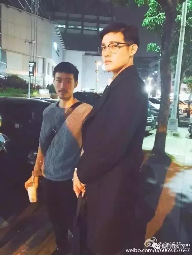 出生军人家庭,出道就演男一号,一夫两妻多年,儿子帅气长这样