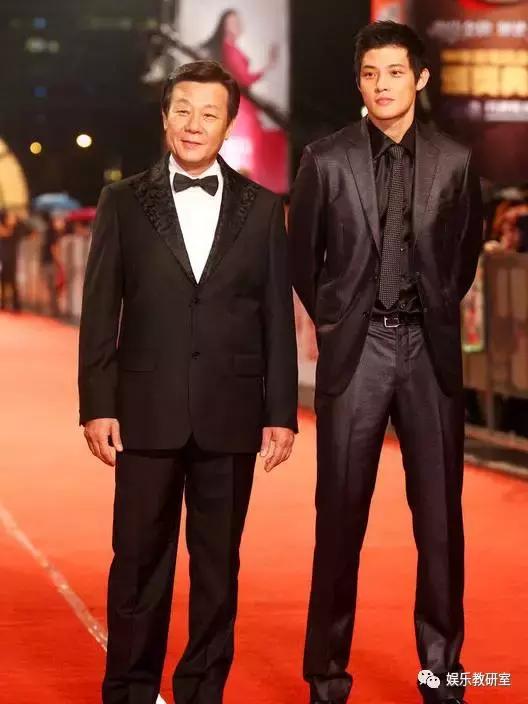 出生军人家庭,出道就演男一号,一夫两妻多年,儿子帅气长这样