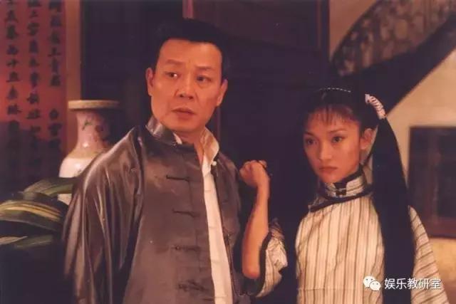 出生军人家庭,出道就演男一号,一夫两妻多年,儿子帅气长这样