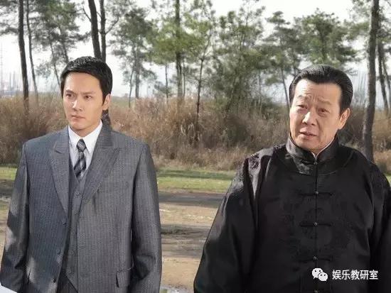 出生军人家庭,出道就演男一号,一夫两妻多年,儿子帅气长这样