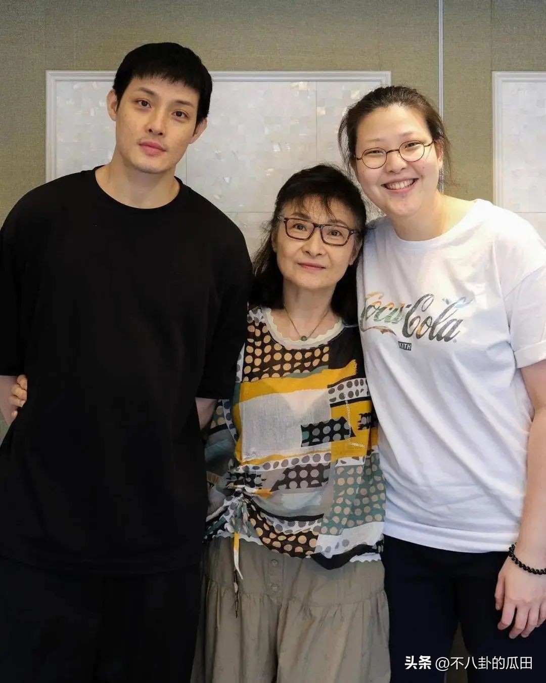 一妻一妾、5个儿女、68岁“视帝”寇世勋，晚年竟还有贤妻在侧