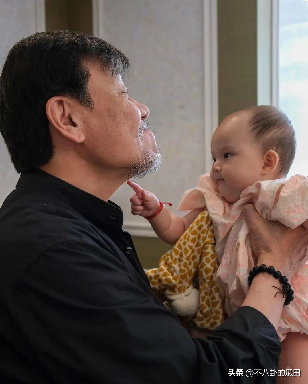 一妻一妾、5个儿女、68岁“视帝”寇世勋，晚年竟还有贤妻在侧