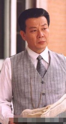 他有两个妻子，同住一户多年和睦，今儿子才貌双全，不输父亲当年