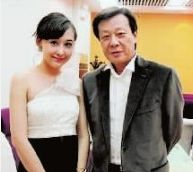 他有两个妻子，同住一户多年和睦，今儿子才貌双全，不输父亲当年