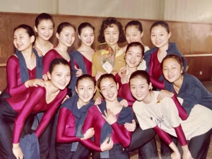 “晴儿”王艳低调庆47岁生日，大12岁老公缺席，11亿豪宅仍未卖掉