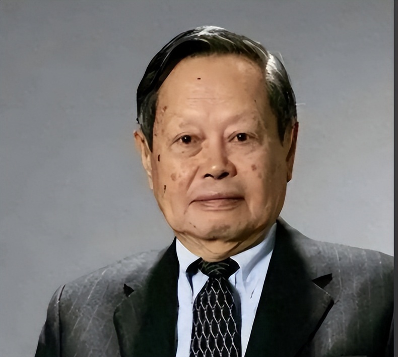 杨振宁三次拒绝父亲回国邀请，父亲抱憾离世，杨振宁一直耿耿于怀