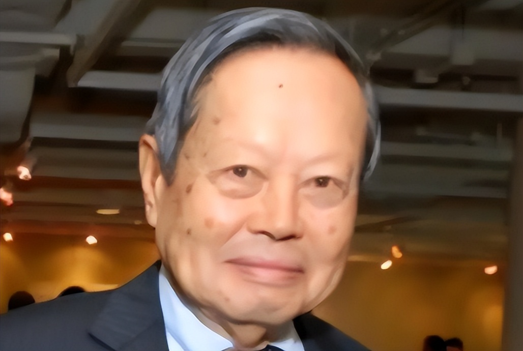 杨振宁三次拒绝父亲回国邀请，父亲抱憾离世，杨振宁一直耿耿于怀