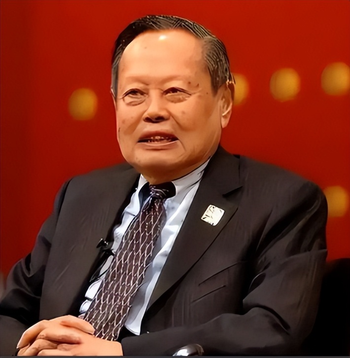 杨振宁三次拒绝父亲回国邀请，父亲抱憾离世，杨振宁一直耿耿于怀