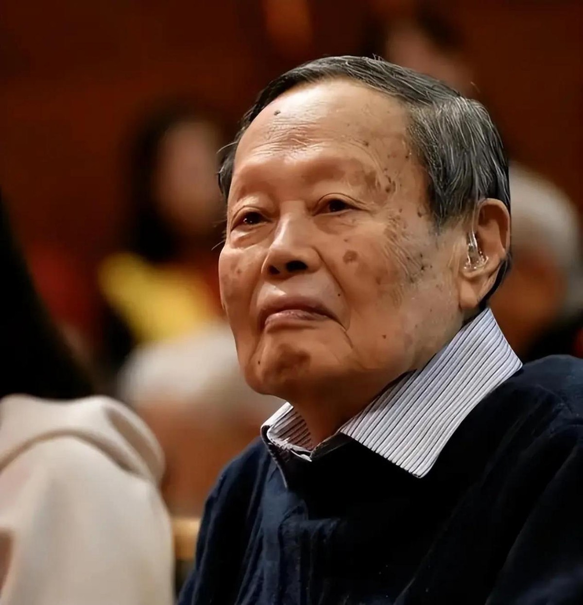 杨振宁三次拒绝父亲回国邀请，父亲抱憾离世，杨振宁一直耿耿于怀