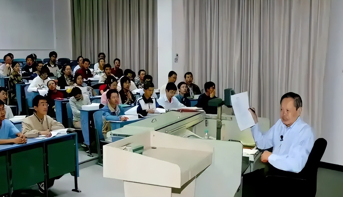 杨振宁三次拒绝父亲回国邀请，父亲抱憾离世，杨振宁一直耿耿于怀