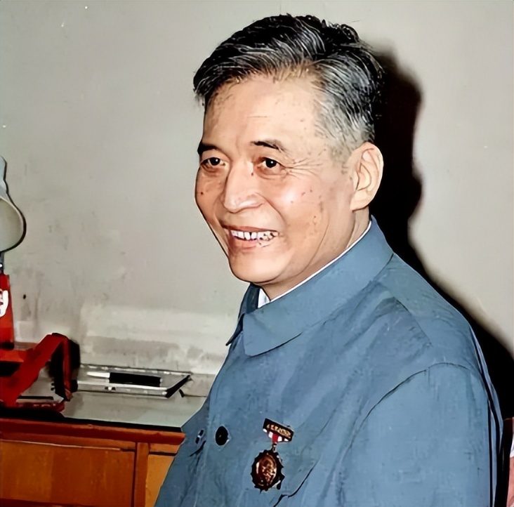 杨振宁三次拒绝父亲回国邀请，父亲抱憾离世，杨振宁一直耿耿于怀