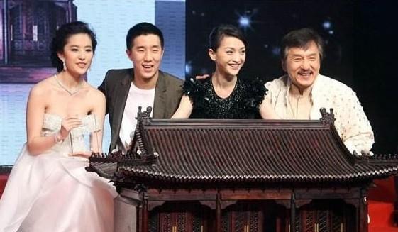 “晴格格”王艳：22岁嫁大11岁富豪，被小8岁继子打被亲儿子辱说