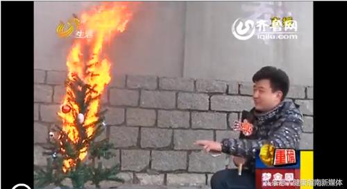 给妈妈们提个醒！漂亮的圣诞树1分钟烧成渣，市面很难见合格产品