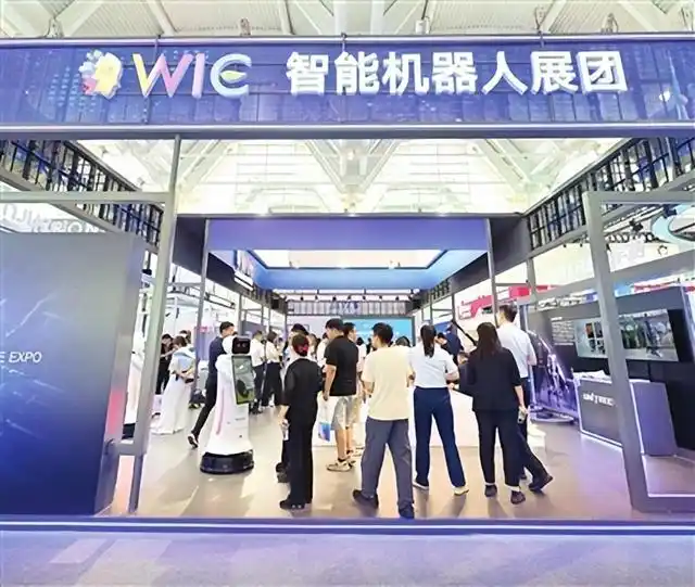 人型机器人组团亮相!细节逼真,能上下楼……