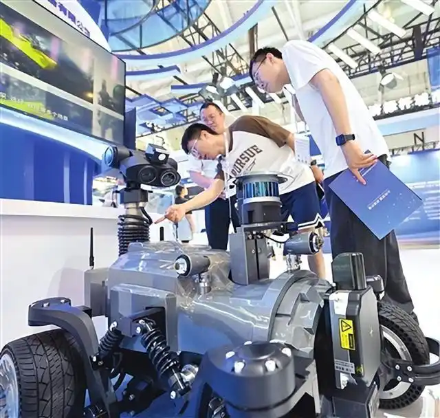 人型机器人组团亮相!细节逼真,能上下楼……