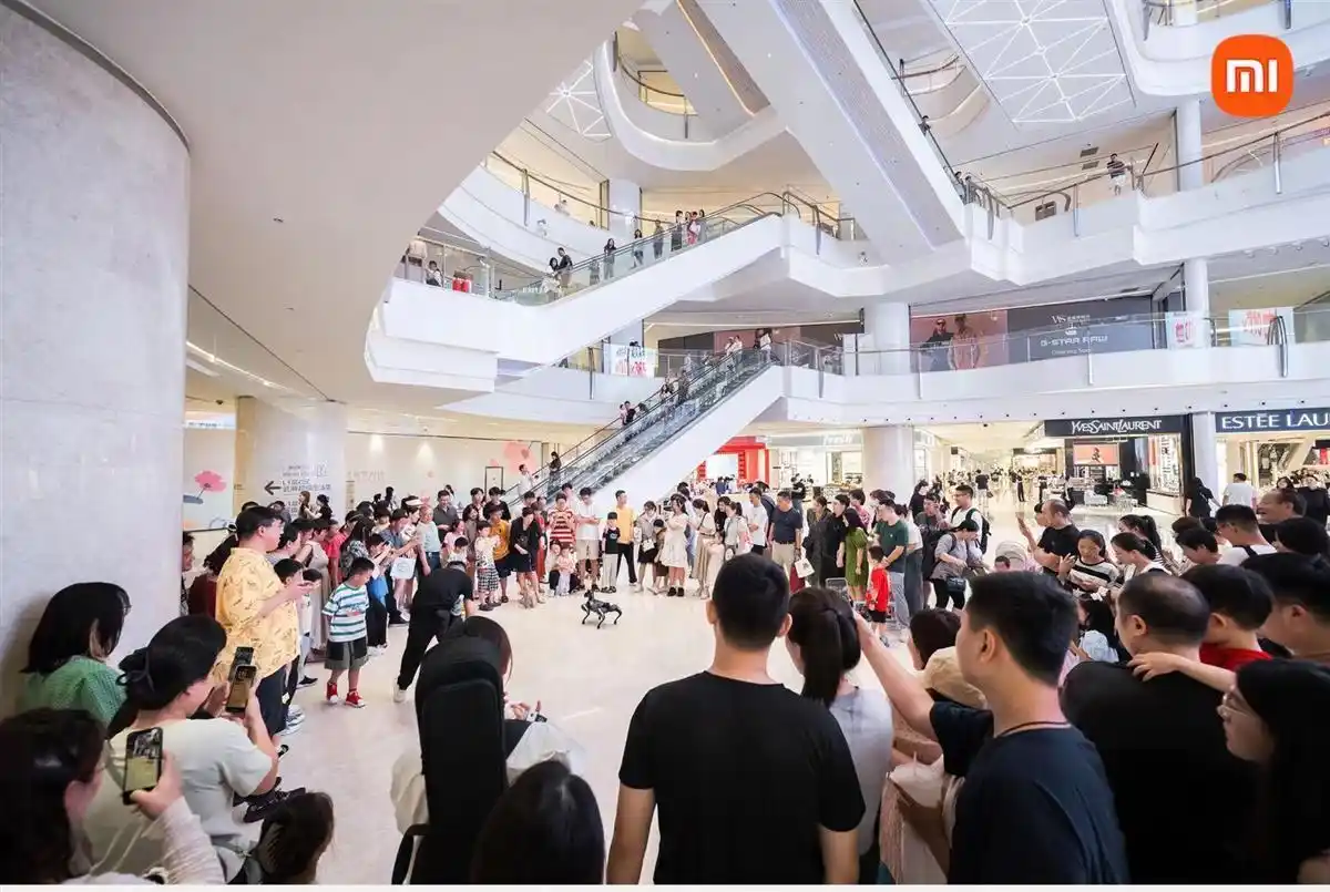 握手、转圈还会卖萌,国产仿生机器人首秀人气高