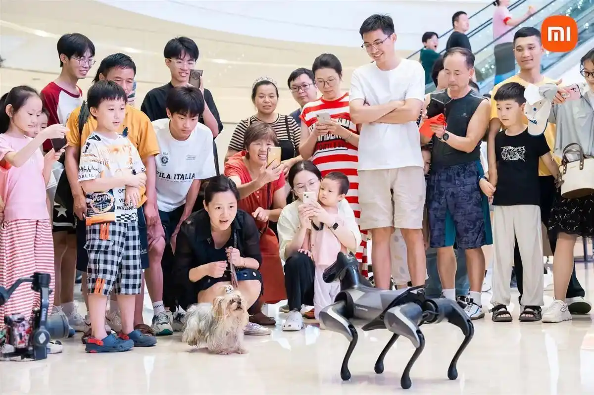 握手、转圈还会卖萌,国产仿生机器人首秀人气高