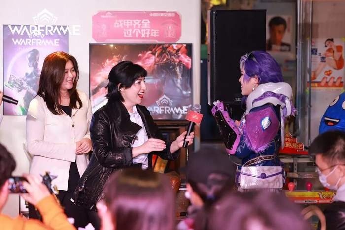 在Warframe玩家见面会上，有最可爱的创作者和玩家