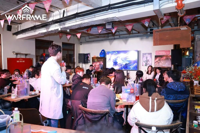 在Warframe玩家见面会上，有最可爱的创作者和玩家