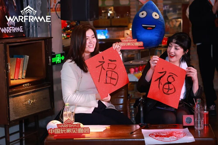 在Warframe玩家见面会上，有最可爱的创作者和玩家