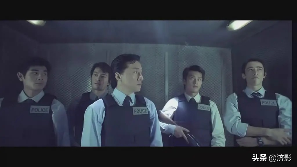 《新警察故事》里开头成炮灰的9个警员,原来个个都来头不小