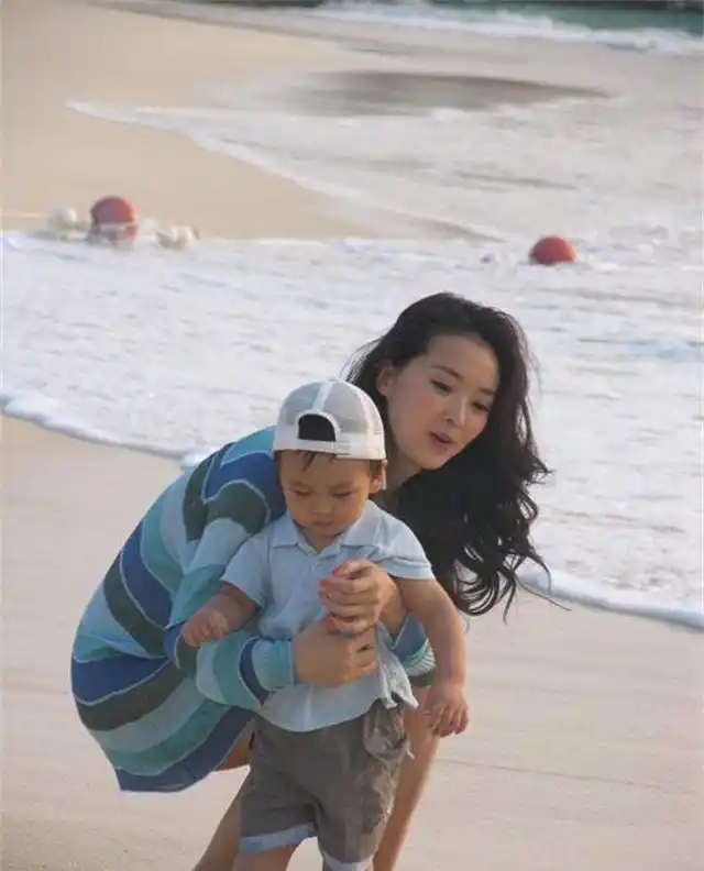 “晴格格”王艳为何巅峰退圈?只因丈夫王志才,在北京紫禁城隔壁给她盖了座“皇宫”