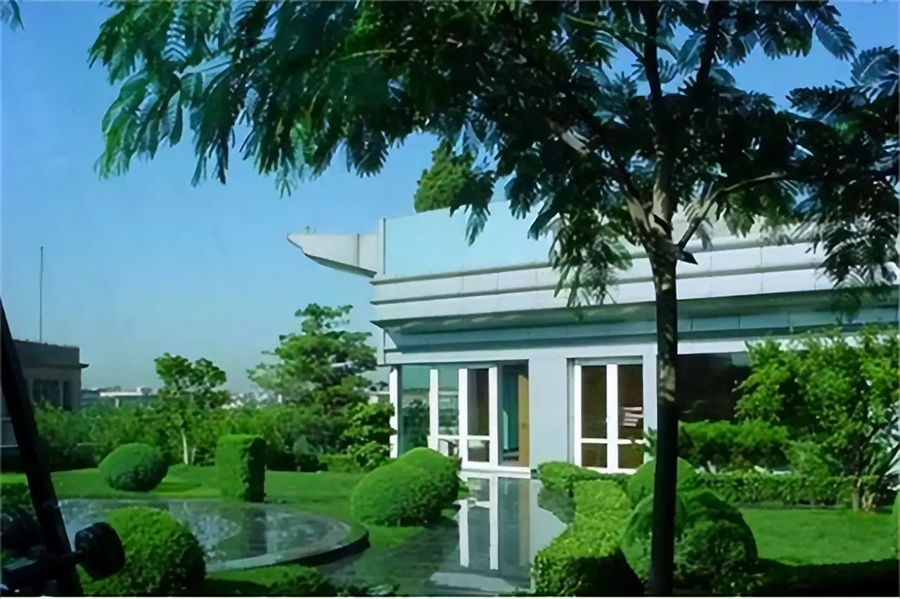 王艳和老公，低调恩爱26年，其实豪门生活不好过