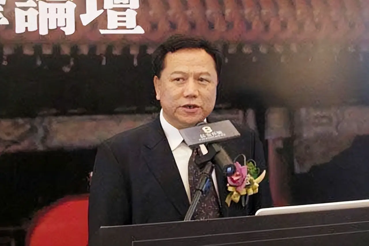 王艳和老公，低调恩爱26年，其实豪门生活不好过