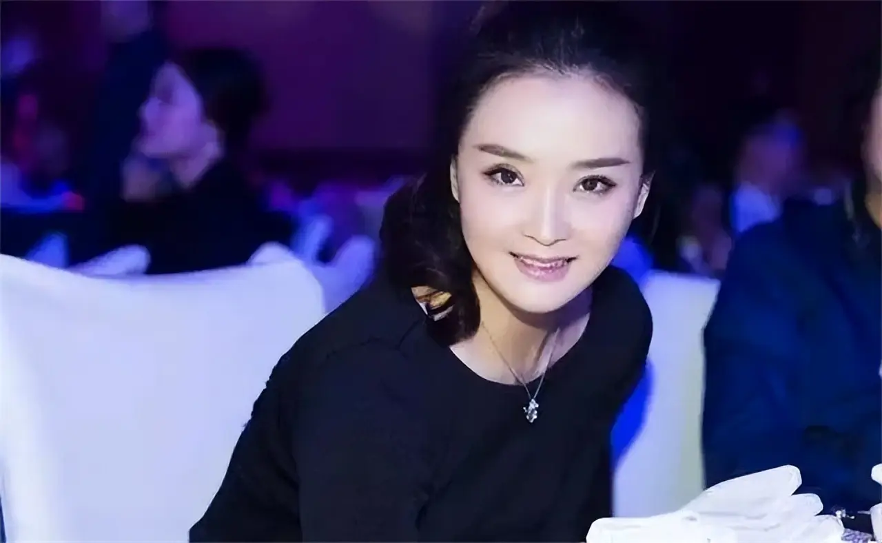 王艳和老公，低调恩爱26年，其实豪门生活不好过