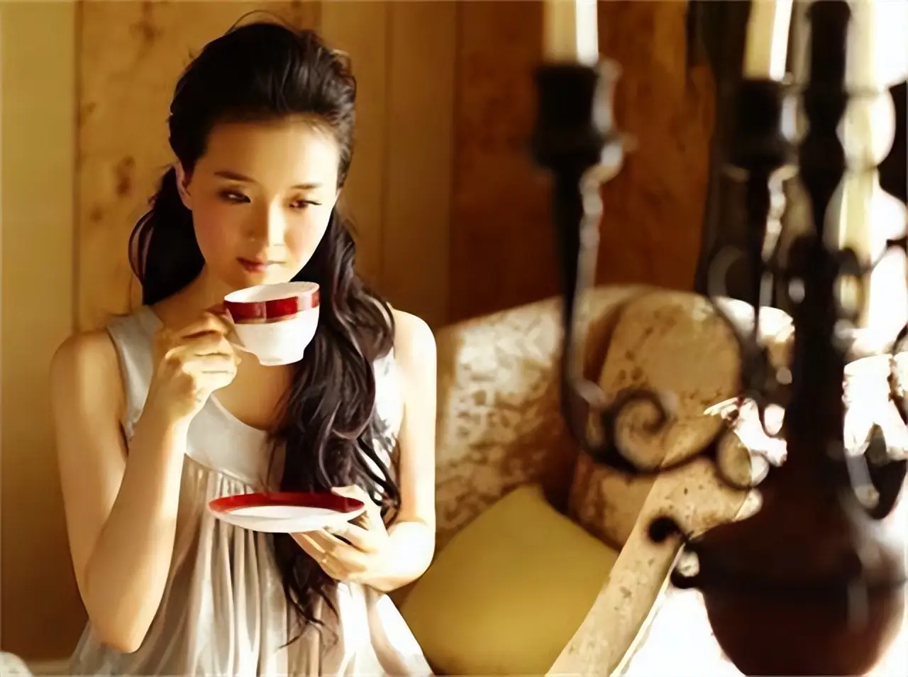 王艳和老公，低调恩爱26年，其实豪门生活不好过