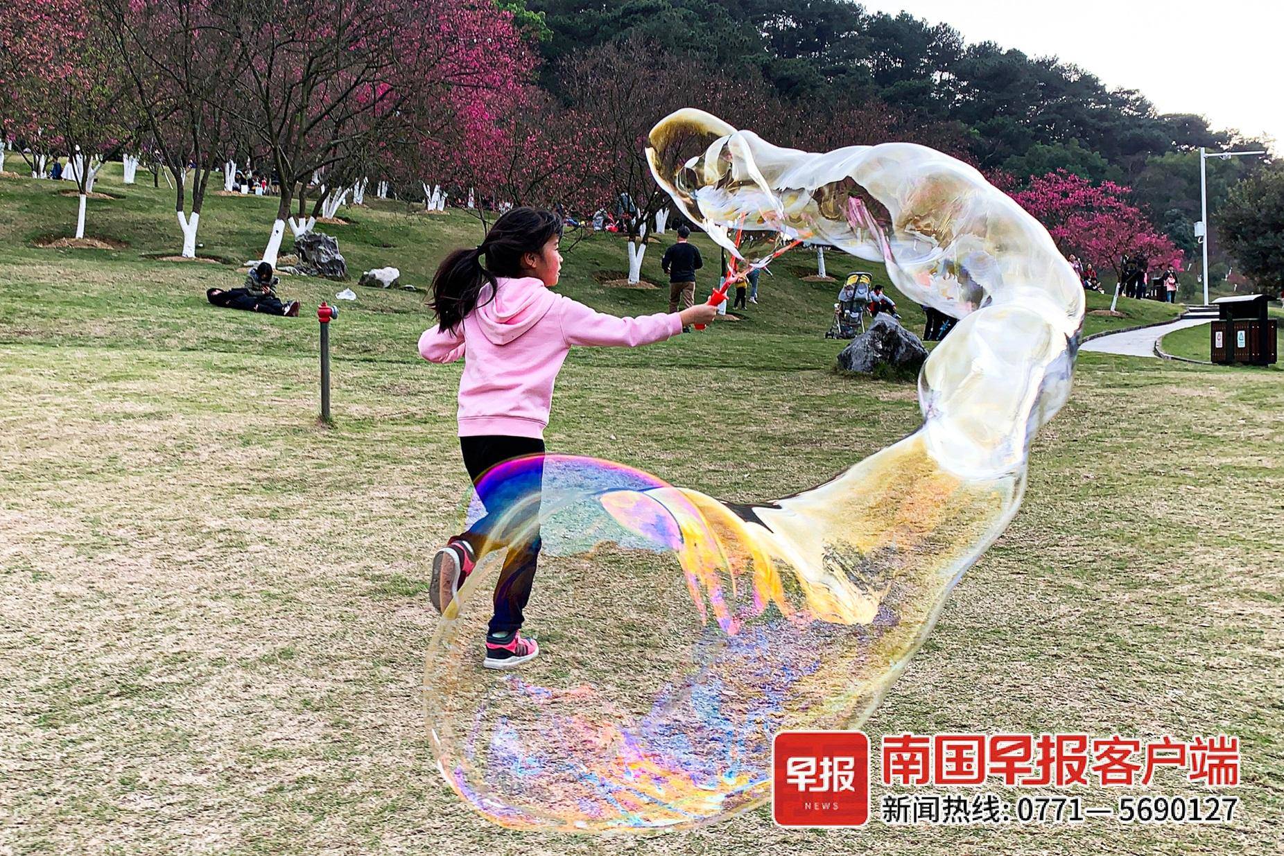 这么大的泡泡,你玩过吗?手把手教你吹出来!