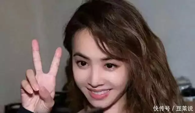 蔡依林在迪拜游玩，打扮时髦，身材非常好，44岁完全没有苍老感