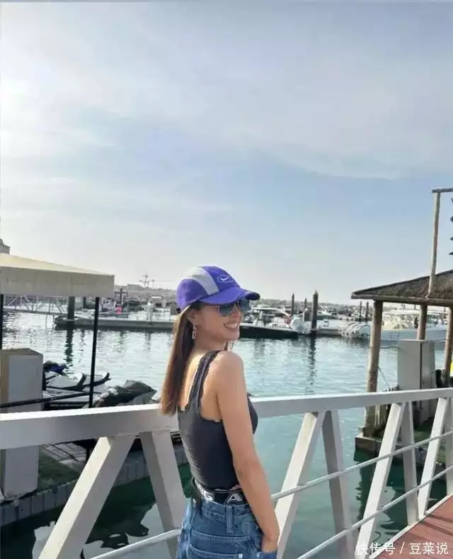 蔡依林在迪拜游玩，打扮时髦，身材非常好，44岁完全没有苍老感