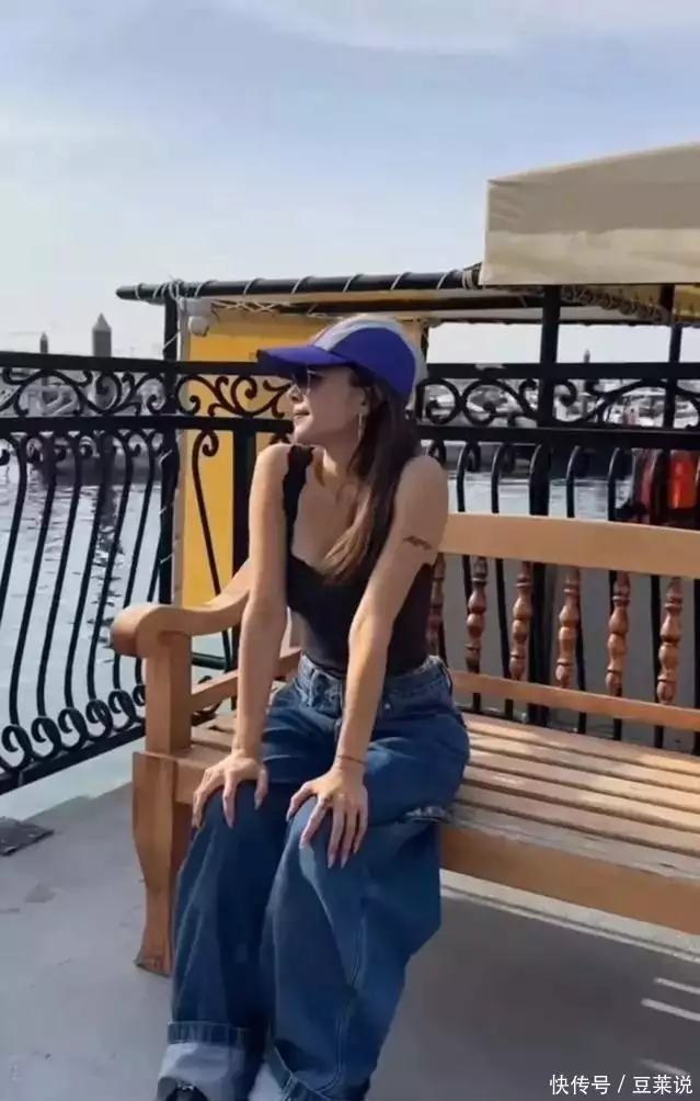 蔡依林在迪拜游玩，打扮时髦，身材非常好，44岁完全没有苍老感