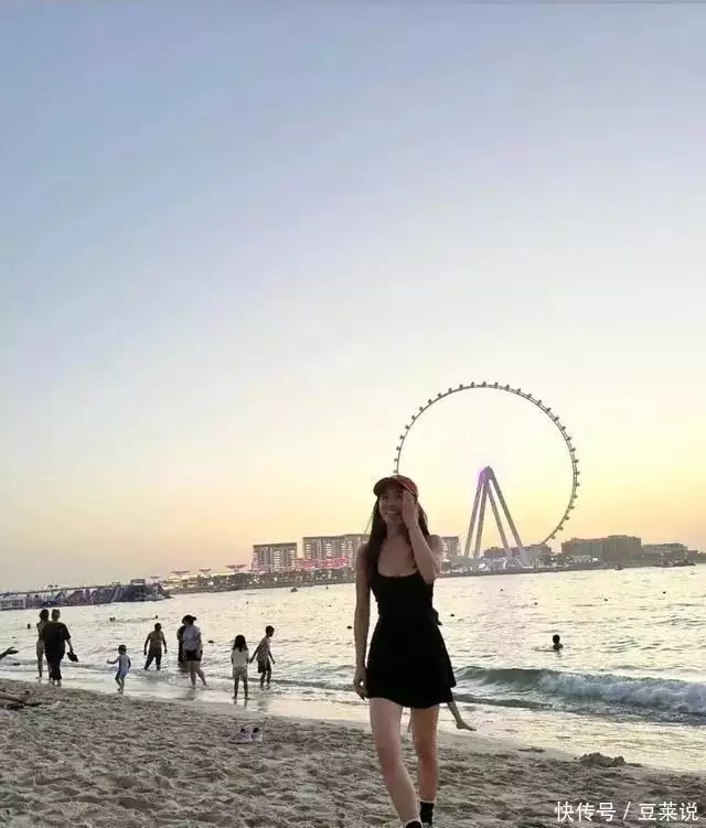 蔡依林在迪拜游玩，打扮时髦，身材非常好，44岁完全没有苍老感