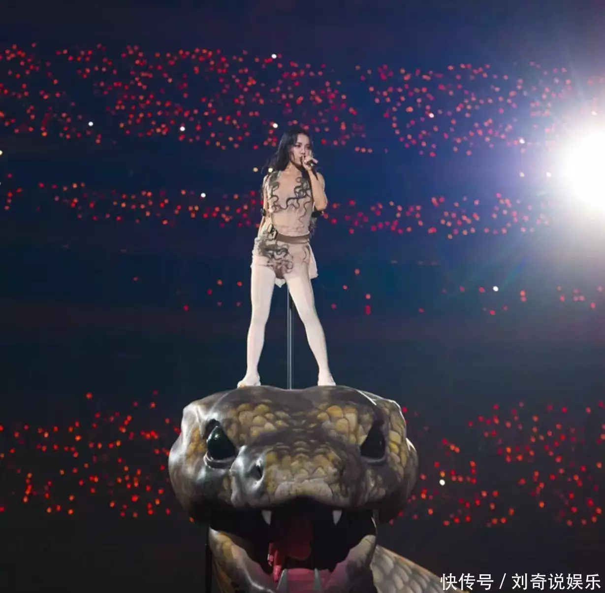 蔡依林踩两层楼高机械蛇开唱！9亿造价惊呆全网，粉丝：腿软了！