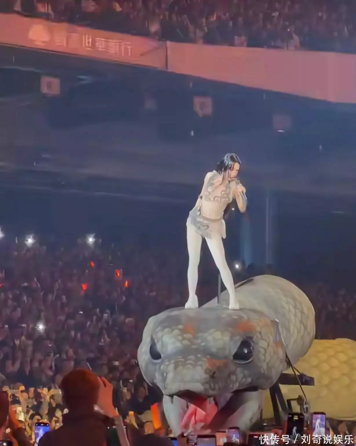 蔡依林踩两层楼高机械蛇开唱！9亿造价惊呆全网，粉丝：腿软了！