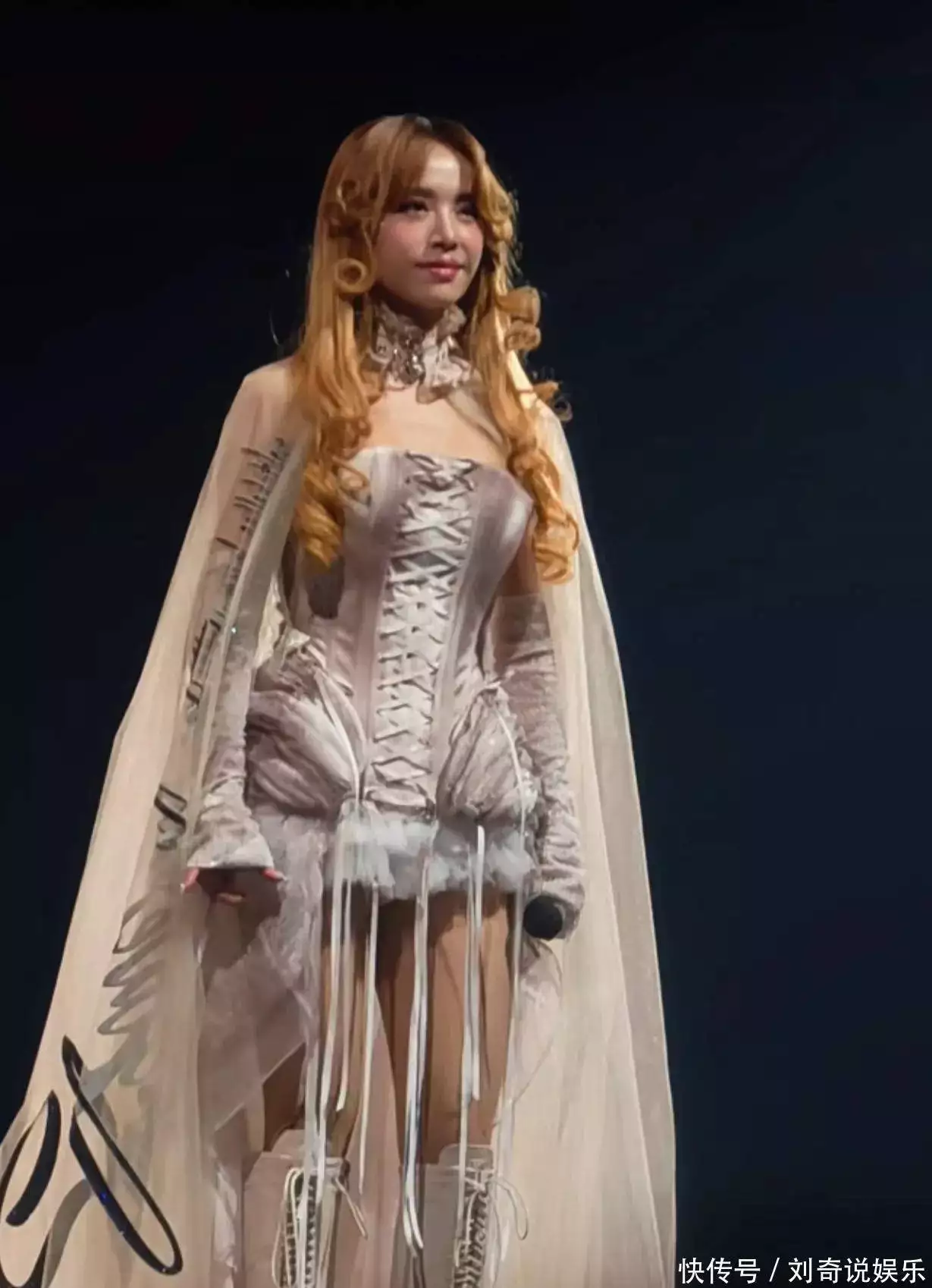 蔡依林踩两层楼高机械蛇开唱！9亿造价惊呆全网，粉丝：腿软了！