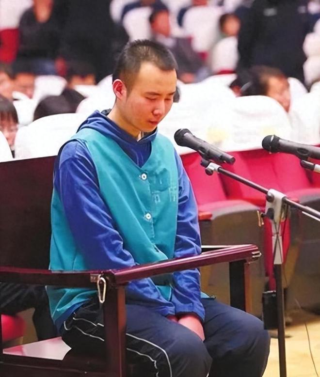 大学生药家鑫被判死刑，想捐出眼角膜，父亲拒绝：你把罪恶都带走