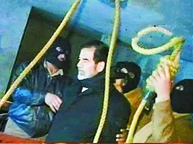 2006年,萨达姆被执行绞刑画面,被人民抛弃的总统!