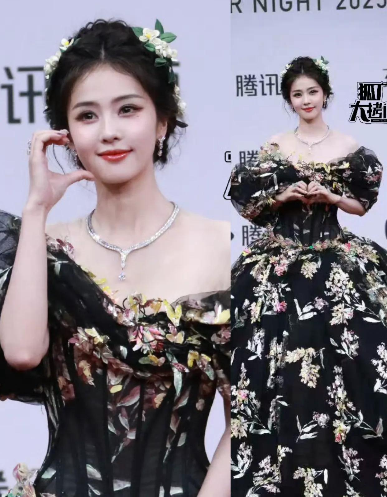 星光大赏红毯女星生图比拼：宋茜衣服廉价，秦岚憔悴，只有她赢了