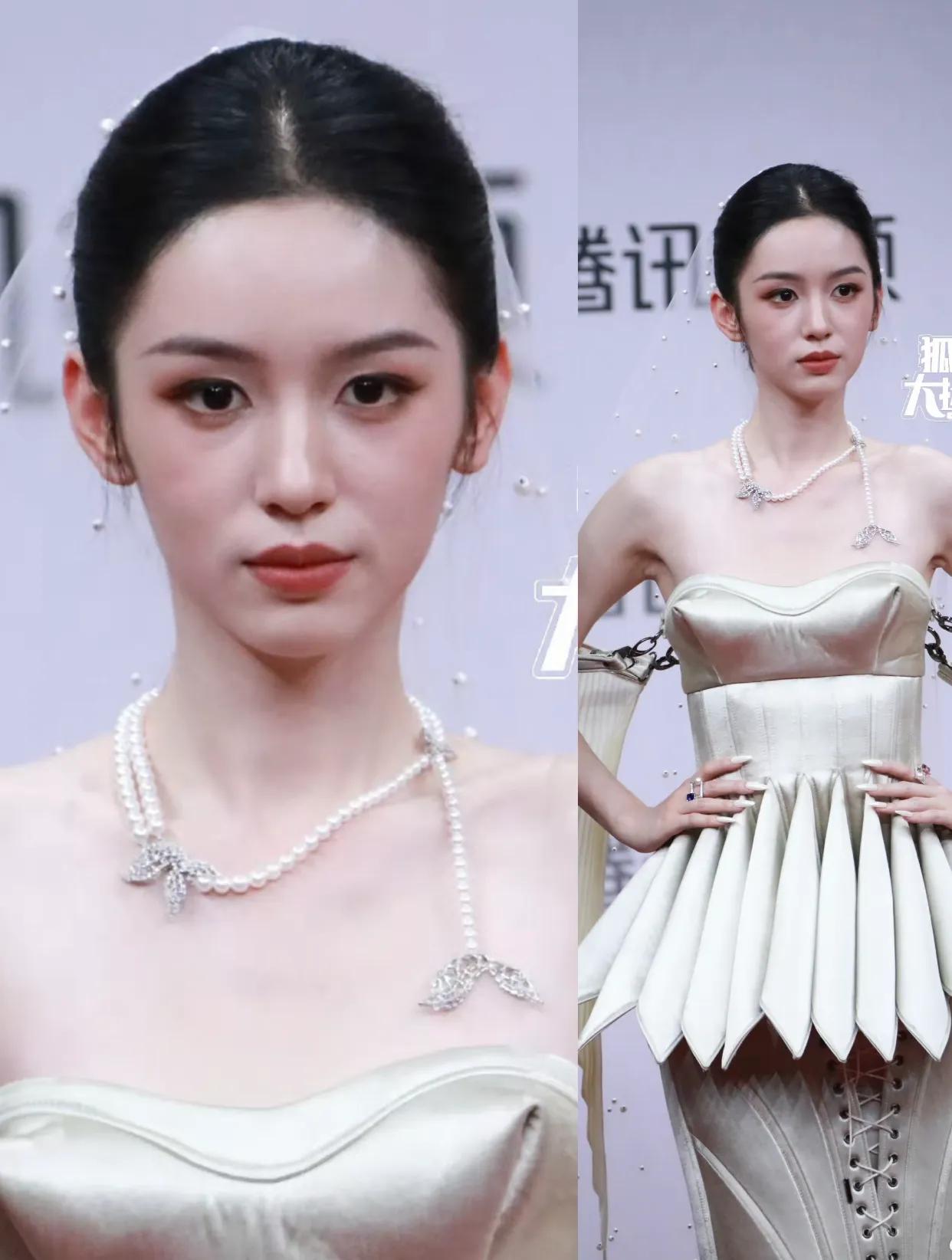 星光大赏红毯女星生图比拼：宋茜衣服廉价，秦岚憔悴，只有她赢了