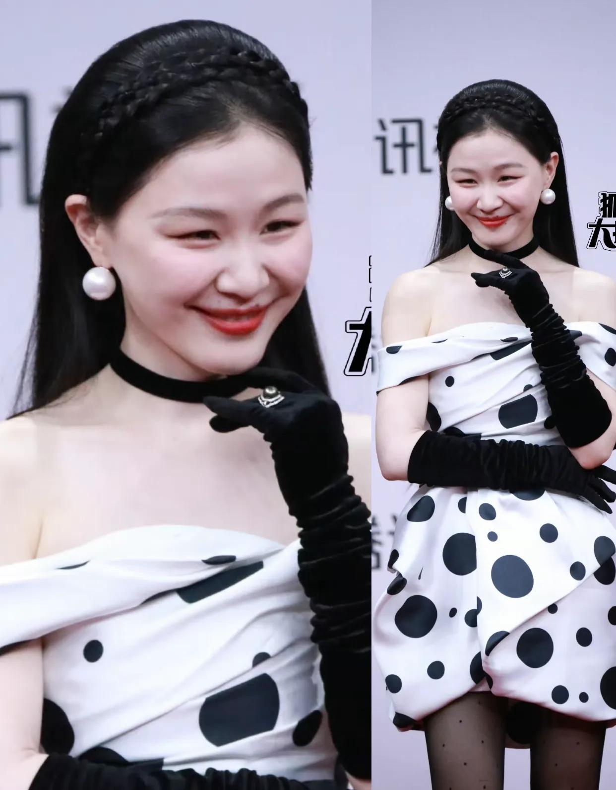 星光大赏红毯女星生图比拼：宋茜衣服廉价，秦岚憔悴，只有她赢了