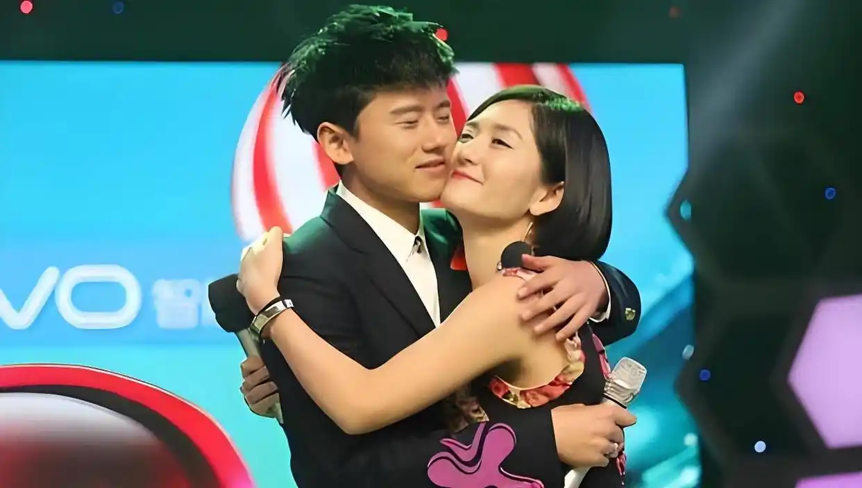 离婚传言未满一年，张杰高调宣布好消息，揭开姐弟恋的“遮羞面”