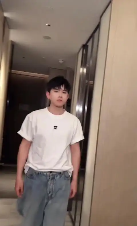 离婚传闻不足一年，张杰盛大宣布喜讯，揭开姐弟恋的“遮羞面纱”