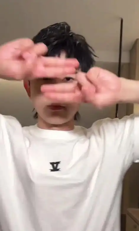 离婚传闻不足一年，张杰盛大宣布喜讯，揭开姐弟恋的“遮羞面纱”