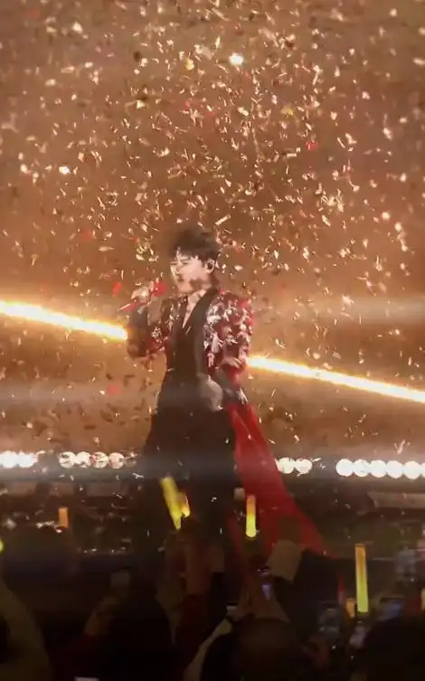 离婚传闻不足一年，张杰盛大宣布喜讯，揭开姐弟恋的“遮羞面纱”