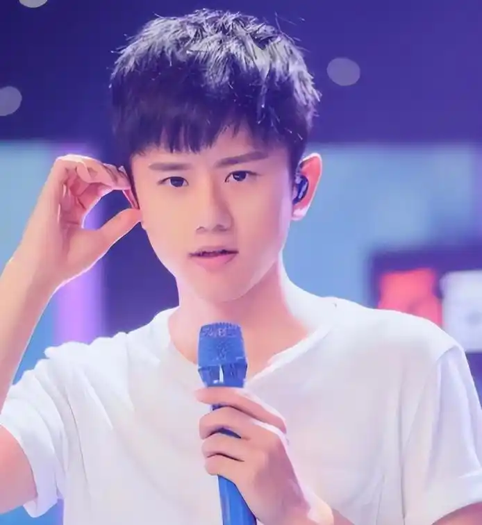 离婚传闻不足一年，张杰盛大宣布喜讯，揭开姐弟恋的“遮羞面纱”